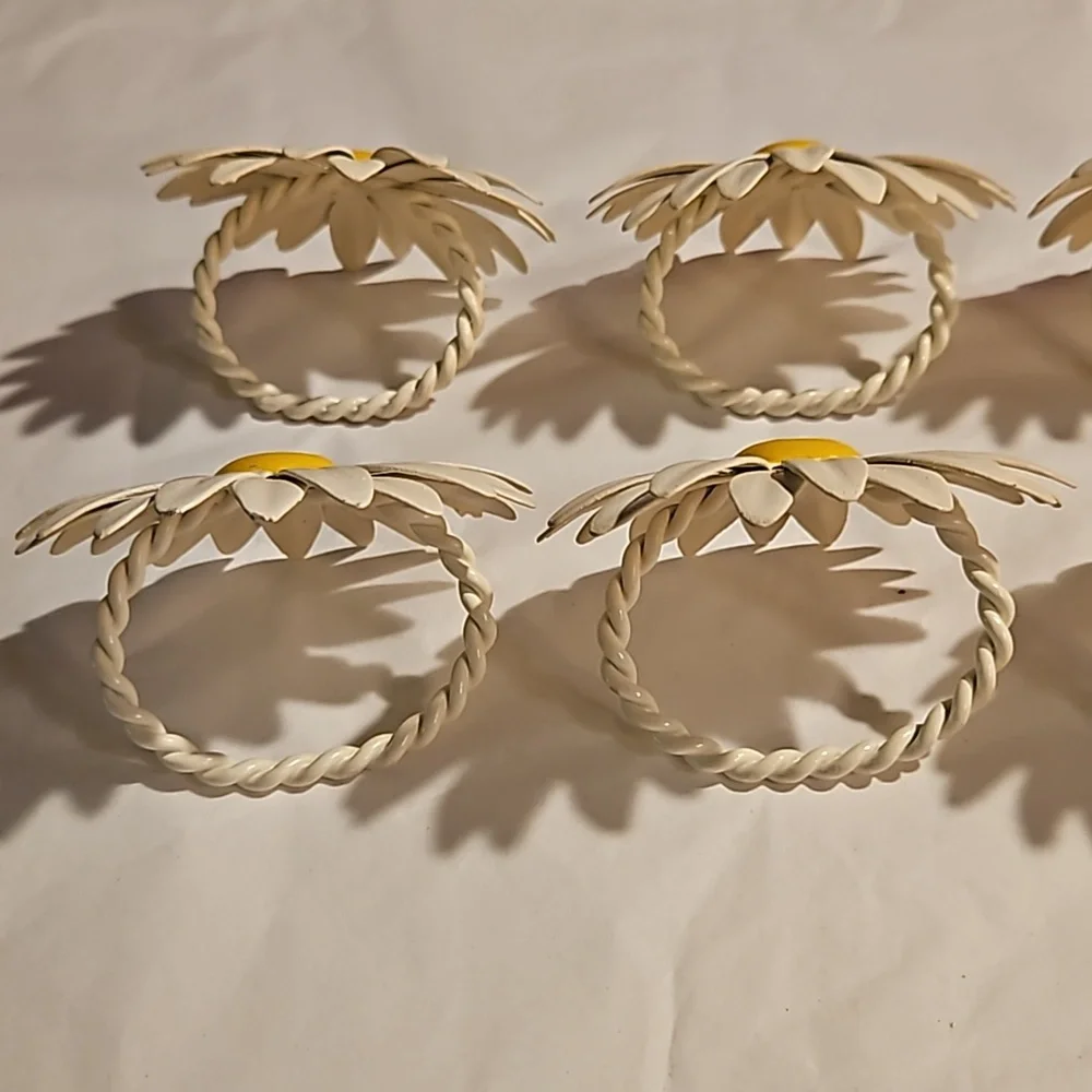 8 RARE Daisy painted all metal Napkin rings - Picture 6 of 7